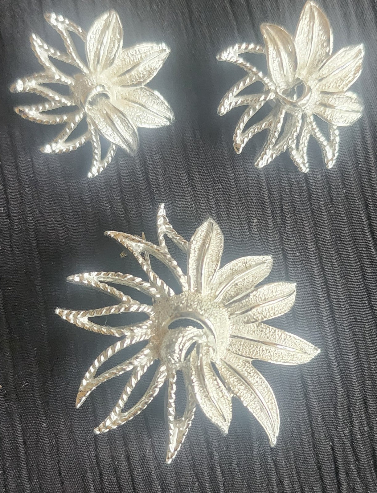 1969 Sarah Coventry Signed Demi Flower Clip On earrings and brooch set Vintage