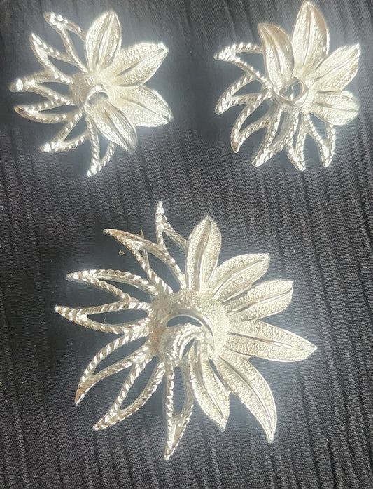 1969 Sarah Coventry Signed Demi Flower Clip On earrings and brooch set Vintage