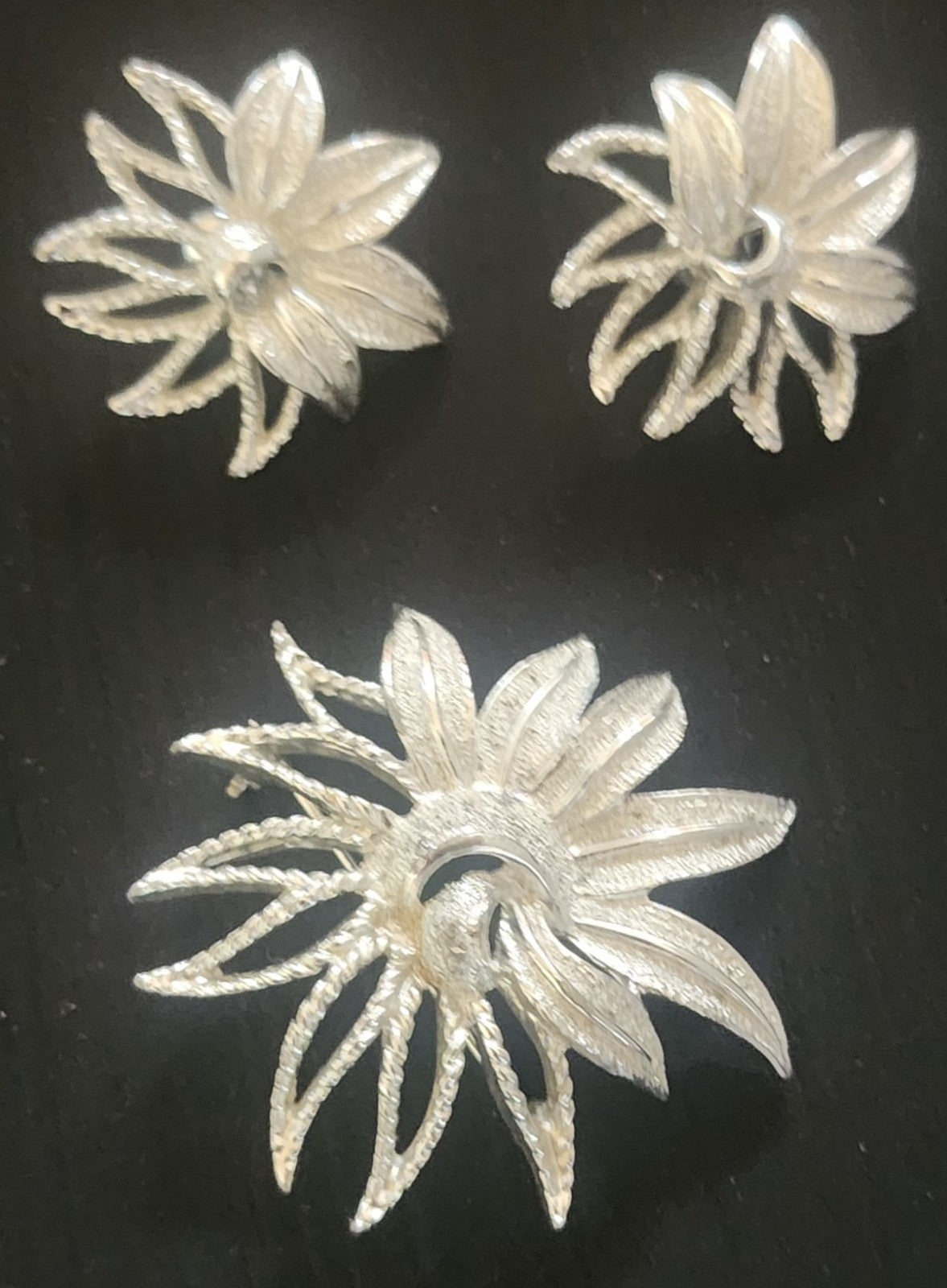1969 Sarah Coventry Signed Demi Flower Clip On earrings and brooch set Vintage