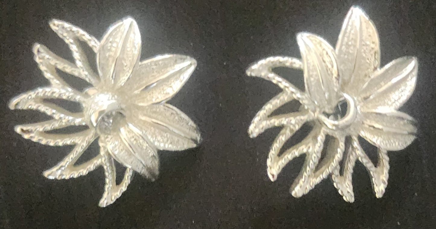 1969 Sarah Coventry Signed Demi Flower Clip On earrings and brooch set Vintage