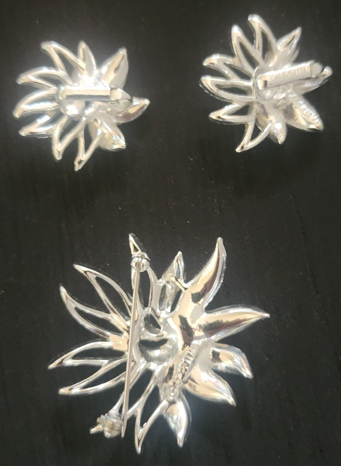 1969 Sarah Coventry Signed Demi Flower Clip On earrings and brooch set Vintage
