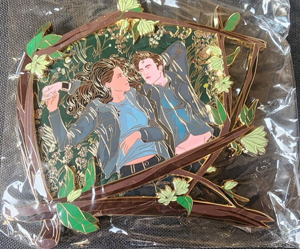 NEW LIMITED EDITION TWILIGHT MEADOW FANTASY PIN EDWARD & BELLA BY PINCHANTRESS